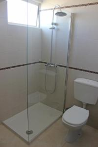 波尔蒂芒Praia da Rocha Tarik的带淋浴和卫生间的浴室