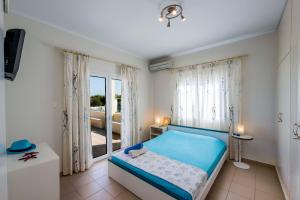 阿特米达阿尔捷米达度假屋的一间卧室设有蓝色的床和一个阳台