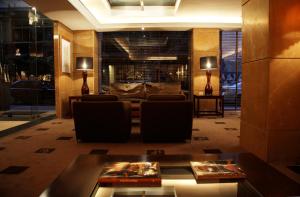 贝鲁特贝鲁特广场酒店的客厅配有沙发和桌子