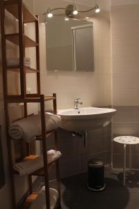 阿西西阿西西索尼住宿加早餐旅馆的浴室配有盥洗盆、镜子和毛巾架