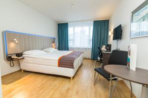 凯夫拉维克雷克雅未克机场丽柏酒店的酒店客房配有一张床铺和一张桌子。