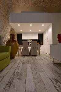 鲁沃迪普利亚La Puglia di Claudia的客厅铺有木地板,配有花瓶