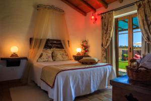 圣特奥托纽Monte da Boavista的一间带床的卧室,位于带窗户的房间内