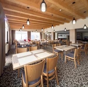 扎兹里瓦哈瓦尼亚酒店的一间在房间内配有桌椅的餐厅