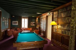 马尼库尔围场酒店的一间设有台球桌和图书馆的房间