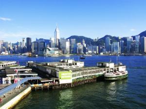 香港Days Hostel Block D的船停靠在水面码头的城市