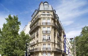 巴黎提姆巴纳斯峰酒店的一座高大的建筑,旁边设有阳台