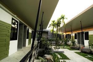 黎逸府米拉花园旅馆的一座建筑,里面是种着棕榈树的庭院