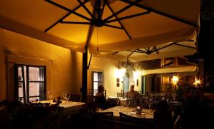布泽特维拉吾拉塔精品酒店的一间带桌子和大遮阳伞的餐厅