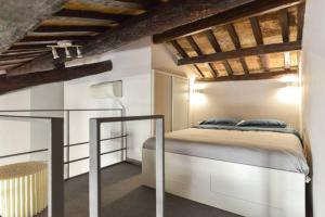 罗马纳沃纳鲁本斯公寓的一间卧室设有一张床和木制天花板