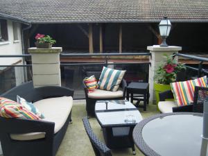 隆勒索涅甘贝塔酒店的阳台的庭院配有藤椅和桌子
