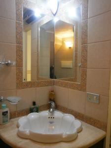 恩纳Apartment Maria的浴室设有白色水槽和镜子