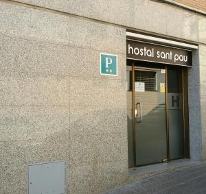 巴塞罗那圣保旅馆的建筑物一侧的医院标志