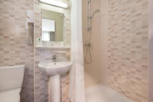 巴黎西岱岛鲁杰蒙酒店的一间带水槽、卫生间和淋浴的浴室