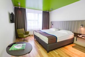 凯夫拉维克雷克雅未克机场丽柏酒店的酒店客房配有一张床铺和一张桌子。