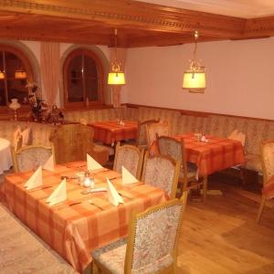 加尔盖伦Pension Sursilva的餐厅内带桌椅的用餐室