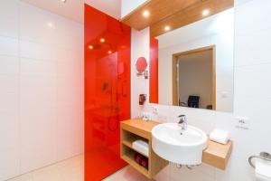 凯夫拉维克雷克雅未克机场丽柏酒店的一间带水槽和镜子的浴室