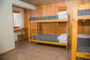 圣马丁德洛斯Sherpa Hostel的小屋内带两张双层床的客房