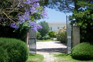 加利波利马赛利亚夫吉酒店的鲜花盛开的花园的大门
