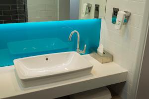 圣奥尔本斯Holiday Inn Express St. Albans - M25, Jct.22的浴室设有白色水槽和蓝色的墙壁