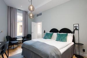 厄勒布鲁博根克拉丽奥连锁酒店的卧室配有带蓝色枕头的大型白色床