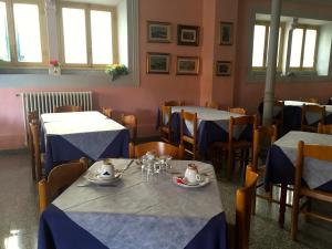 费拉约港阿尔伯格阿佩艾尔巴纳酒店的一间设有蓝白桌布的餐桌的用餐室