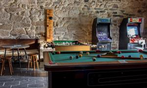 Cerdeira卡萨多考密电特酒店的游戏室设有台球桌和游戏机