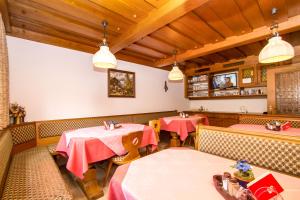翁肯Haus Helga的餐厅设有2张桌子和椅子以及灯光