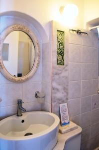 米克诺斯城皮内洛皮别墅酒店的浴室设有水槽和墙上的镜子