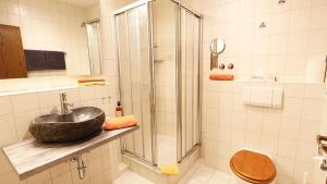 吕本瑙斯普利森林北欧酒店的一间带水槽和淋浴的浴室