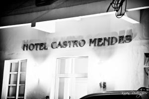 坎皮纳斯Hotel Castro Mendes的大楼一侧的酒店针头标志