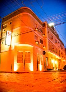 坎皮纳斯Hotel Castro Mendes的一座建筑,晚上有灯