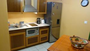 库鲁塔奇尼4号旅馆的厨房配有水槽和冰箱