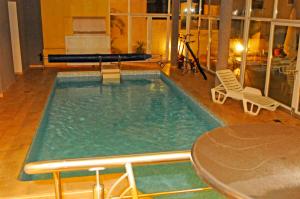 克勒克Apartments Villa Ceres的一个带桌椅的游泳池