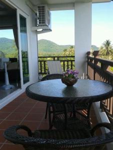 卡农卡农海滩别墅的门廊上的桌椅和阳台的景色