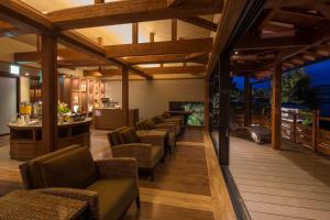 大津琵琶湖绿水亭酒店的一个带椅子的餐厅和一间甲板上的酒吧
