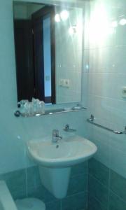 兹林萨隆酒店的一间带水槽和镜子的浴室