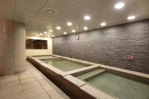 巨济Geoje Samsung Hotel的一座砖墙建筑中的游泳池
