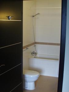 San Ġwann卡帕拉酒店的一间带卫生间和浴缸的浴室