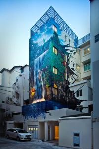 新加坡Hotel Clover The Arts的一面有画的建筑物