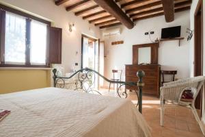 马萨马尔塔纳La Casa di Gelsomino的一间卧室配有一张床和一台电视。
