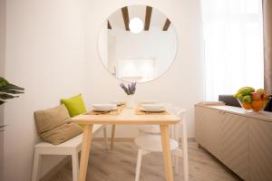 瓦伦西亚华莱士公寓 的一张餐桌和镜子