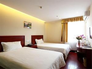 昌平格林豪泰北京市北七家立汤路快捷酒店的酒店客房设有两张床和窗户。