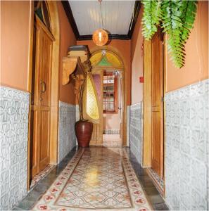 布埃纳维斯塔德尔诺尔特Casa emblemática Buenavista del Norte的房屋走廊,地板上有一个花瓶