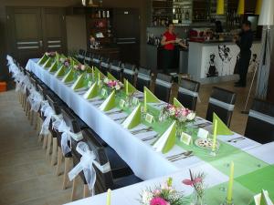 切拉科维采托斯卡酒店的长桌,带白色桌子和椅子,花卉