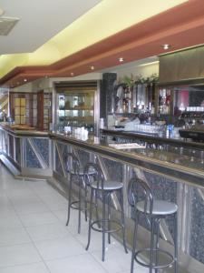 卢戈Hostal Catro Ventos的餐厅的酒吧,带凳子
