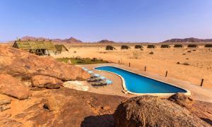 塞斯瑞姆沙漠箭袋营旅馆的沙漠中的一个游泳池