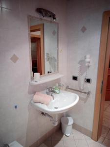 多比亚科Trogerhof的一间带水槽和镜子的浴室