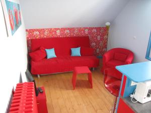 勒蒙多尔莱斯卡姆利阿斯酒店的客厅配有红色沙发和红色椅子