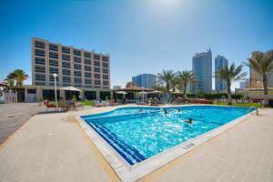 阿吉曼阿吉曼海滩酒店的一座位于酒店大楼内的游泳池
